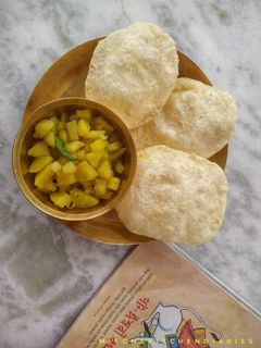 ফুলকো লুচি আর আলুর বাটি চচ্চড়ি (phulko luchi ar alur bati chorchori recipe in bengali) রেসিপির প্রধান ছবি
