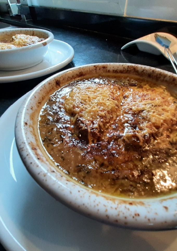 Una foto de Sopa de cebolla francesa