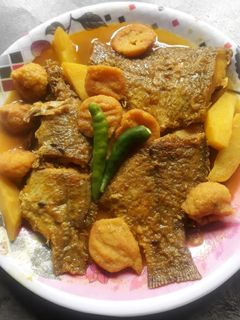 বড়ি দিয়ে তেলাপিয়া মাছের ঝোল(bori diye tilapia maacher jhol recipe in Bengali) রেসিপির প্রধান ছবি