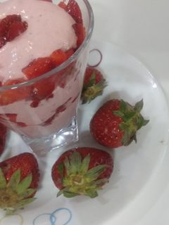 સ્ટ્રોબેરી મૂઝ (Strawberry mousse recipe in Gujarati) રેસીપી મુખ્ય ફોટો