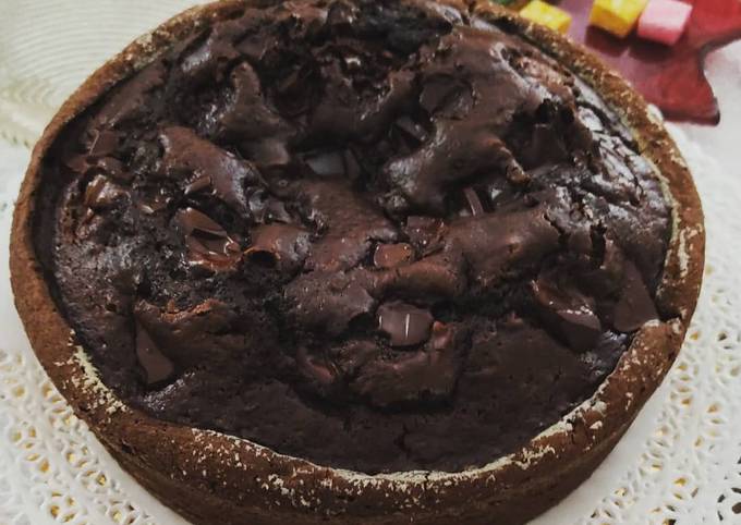 Torta al cacao aromatizzata al caffè con tanto cioccolato