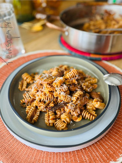 Una foto de Pasta con setas 🍄🟫 🍄 🍄🟫 🍄 🇮🇹