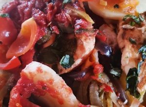 Una foto de Pescado al tomate en torre de verduras