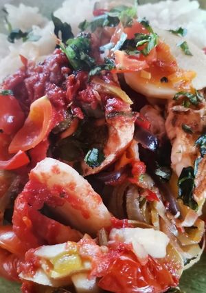 Una foto de Pescado al tomate en torre de verduras