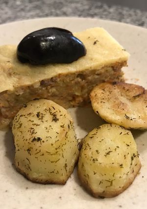 Una foto de Budín de zapallo italiano (zucchini) con parmesano gratinado y papas al eneldo