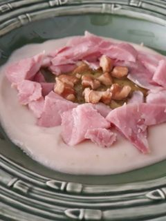 Una foto de Parmentier de patata y lacón, con pesto suave de nueces