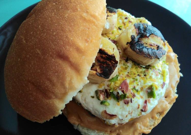 Breakfast burger di ricotta con burro di mandorle e banana piastrata