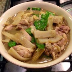 A picture of Thai green chicken curry (gaeng kiaw wan gai).