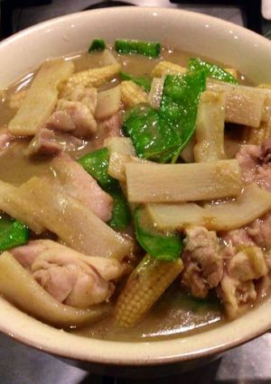 A picture of Thai green chicken curry (gaeng kiaw wan gai).