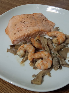 Una foto de Salmón Airfryer con langostinos y setas