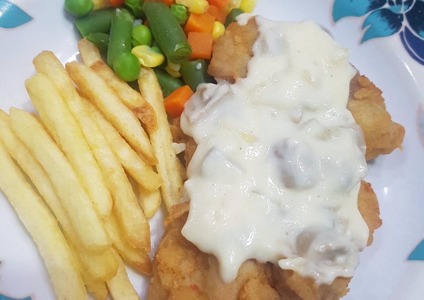 Crispy chicken steak with mushroom creamy sauce