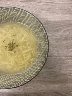 Una foto de Caldo de pollo y verduras
