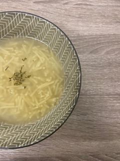 Una foto de Caldo de pollo y verduras