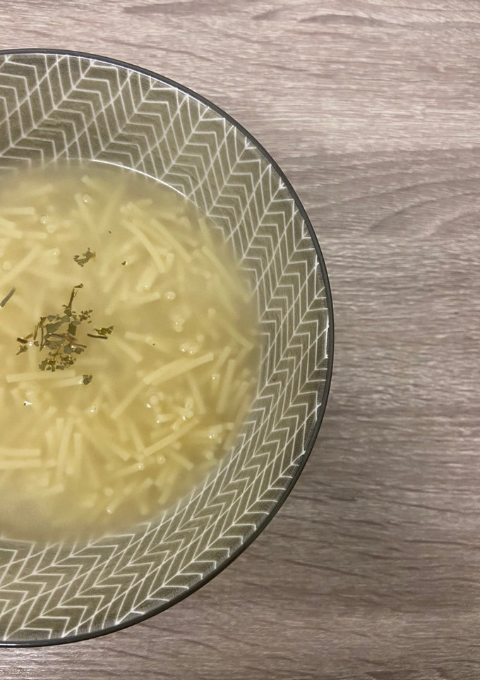 Una foto de Caldo de pollo y verduras