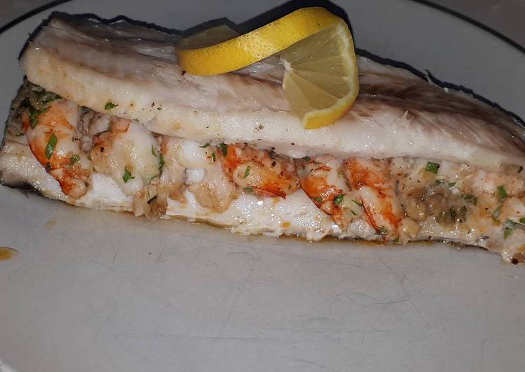 Merluza rellena de gambones