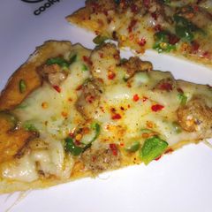 A picture of Chicken pizza with crazy dough.