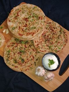 ગાર્લિક લચ્છા પરાઠા(Garlic Lachha paratha recipe in gujarati) રેસીપી મુખ્ય ફોટો