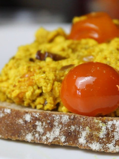 Una foto de 😉 Huevos revueltos veganos en 5 min - 👉 Recetas Desayunos Veganos