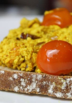 Una foto de 😉 Huevos revueltos veganos en 5 min - 👉 Recetas Desayunos Veganos