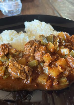 Una foto de Carne en chile guajillo