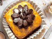 Una foto di muffin con banane