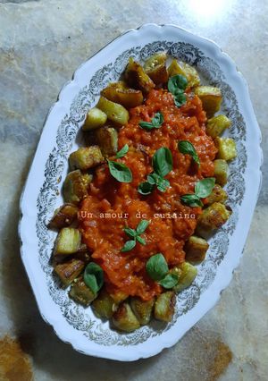 Une photo de Dés d'aubergines frites en sauce tomate 🍆🍅🌱