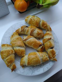 Una foto de Cruasanes masa de hojaldre con crema de cacao casera