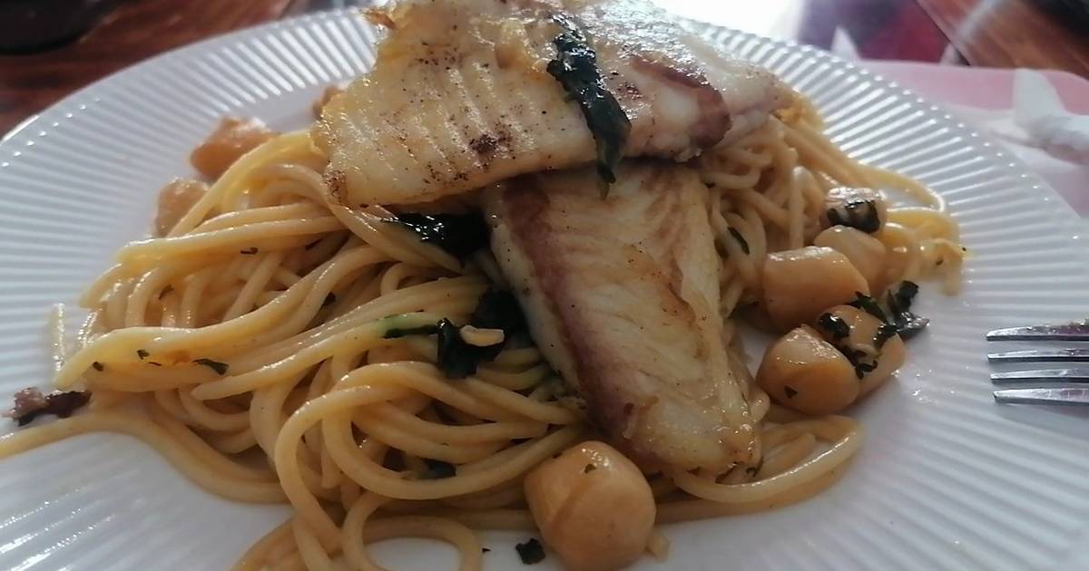 Merluza austral con espaguetis y ostiones al ajillo con cebollín y  cilantro. Receta de normitagana (Cocina Chilena Internacional)- Cookpad