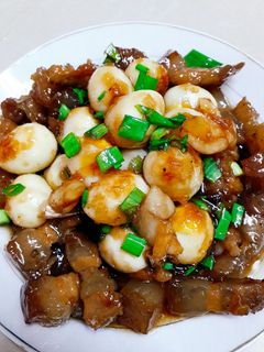 Hình của món Thịt ba chỉ trứng cút kho khô.