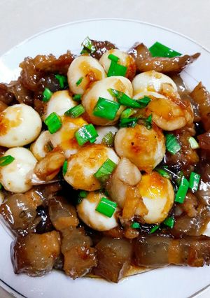 Hình của món Thịt ba chỉ trứng cút kho khô.