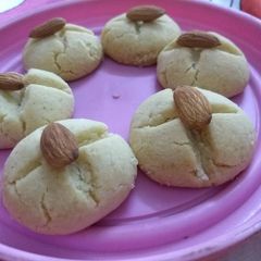 A picture of Fresh home made cookies.