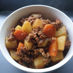 A picture of Stirfry mince with potato and carrot.