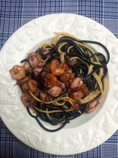 Una foto de Spaghetti dos colores a la marinera