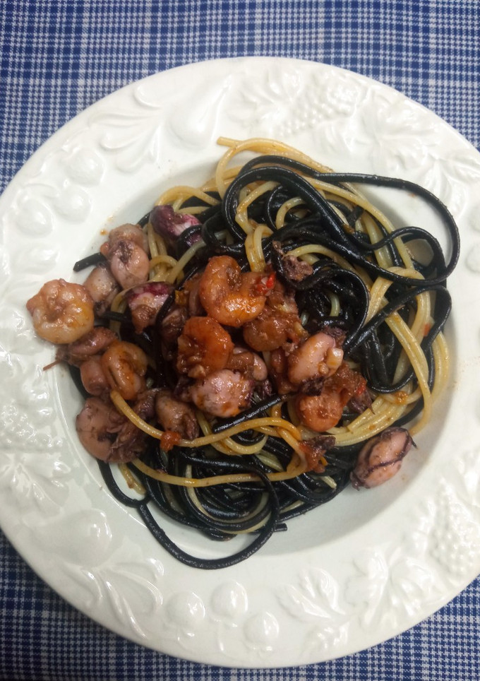 Una foto de Spaghetti dos colores a la marinera