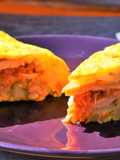 Tortilla de patata rellena de chorizo y pasas
