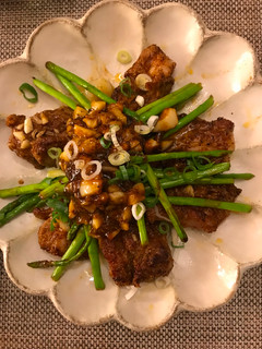 一鍋兩吃-孜然乾燒排骨+蒜味醬燒排骨(生酮版) 的食譜成品照片