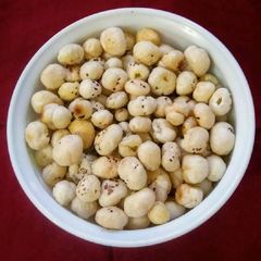A picture of Roasted makhana / lotus seeds.