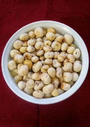 A picture of Roasted makhana / lotus seeds.