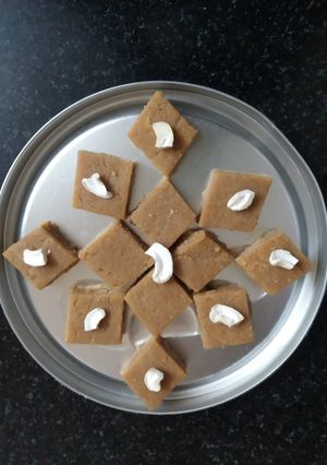 મહુડી સ્ટાઈલમાં સુખડી(Sukhdi recipe in Gujarati) રેસીપી મુખ્ય ફોટો