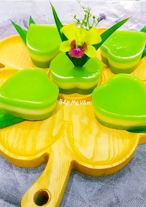 A picture of Pandan and Mung Bean Steamed Layer Cake (Bánh Da Lợn).