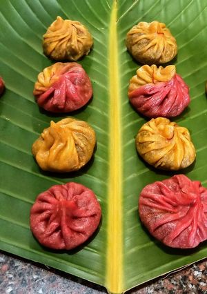 कलरफुल उकडीचे मोदक (ukadcihe modak recipe in marathi) रेसिपी चे मुख्य फोटो 