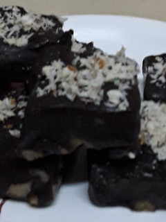 டார்க் சாக்லேட் வால்நட் ப்பட்ஜ் (Dark chocolate walnut fudge recipe in tamil) செய்முறை முக்கிய புகைப்படம்