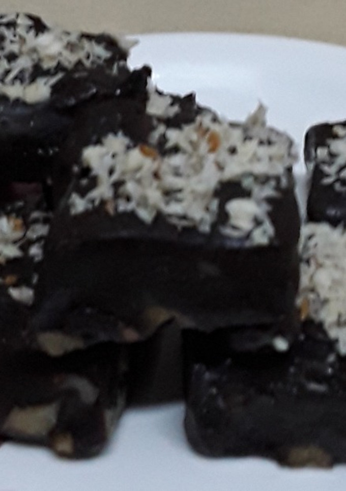 டார்க் சாக்லேட் வால்நட் ப்பட்ஜ் (Dark chocolate walnut fudge recipe in tamil) செய்முறை முக்கிய புகைப்படம்