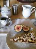 Crostata integrale con fichi freschi noci e mandorle