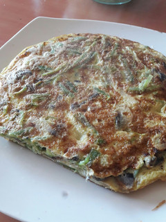 Una foto de Tortilla de porotos verdes, champiñón y cebollín