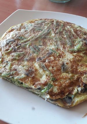 Una foto de Tortilla de porotos verdes, champiñón y cebollín