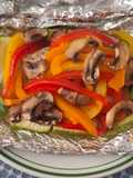 Filete de pescado empapelado con champiñones y pimiento morrón