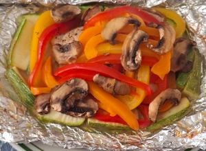 Una foto de Filete de pescado empapelado con champiñones y pimiento morrón