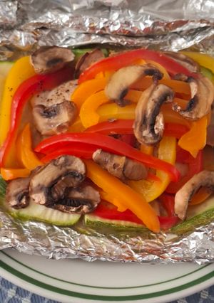 Una foto de Filete de pescado empapelado con champiñones y pimiento morrón