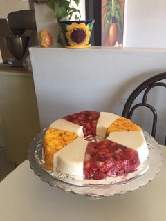Una foto de Gelatina encapsulada frutal y tres leches